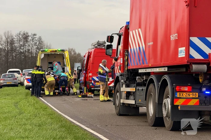 Auto te water met bestuurder in het raam
