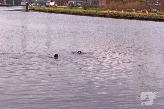 Auto te water met bestuurder in het raam