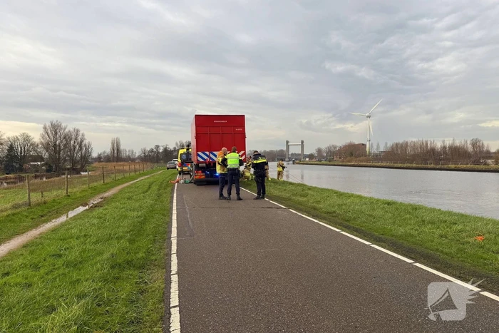 Auto te water met bestuurder in het raam