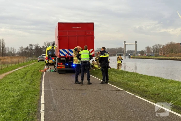 Auto te water met bestuurder in het raam