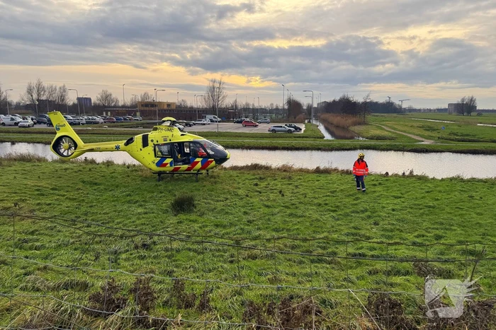 Auto te water met bestuurder in het raam