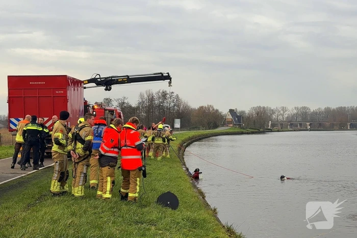 Auto te water met bestuurder in het raam