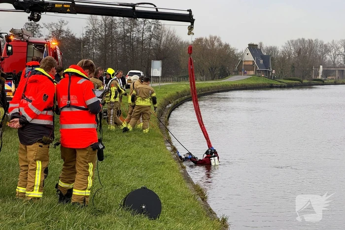 Auto te water met bestuurder in het raam