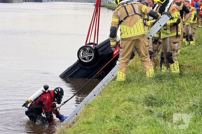 Auto te water met bestuurder in het raam