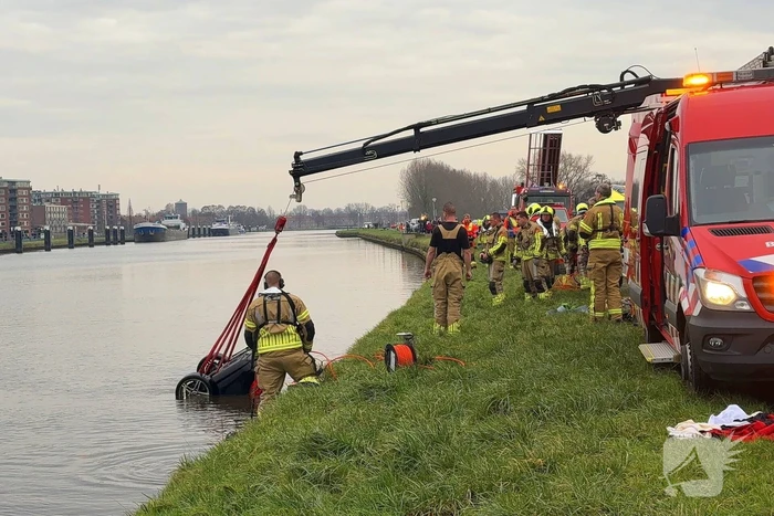 Auto te water met bestuurder in het raam