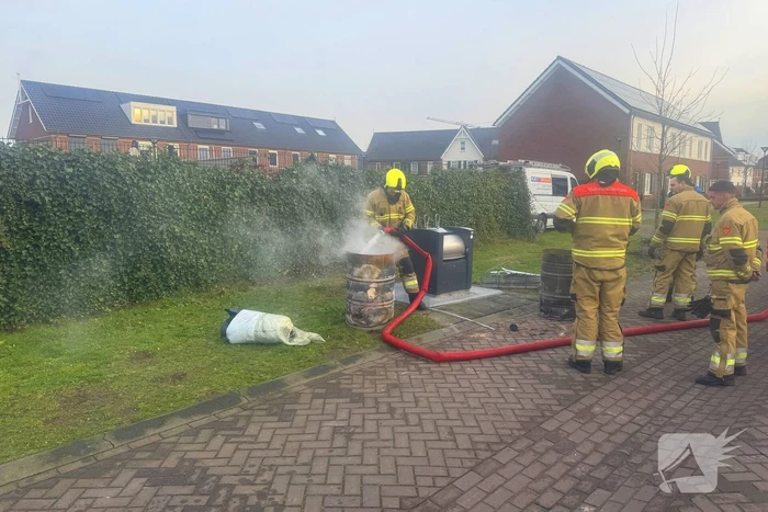 Brandweer dooft brand in vuurton