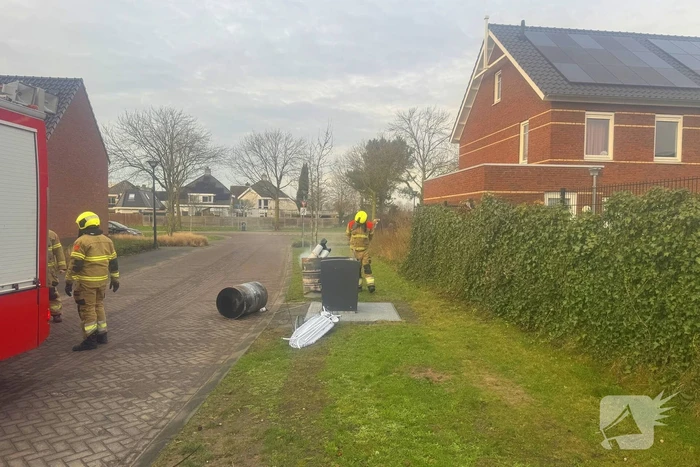 Brandweer dooft brand in vuurton