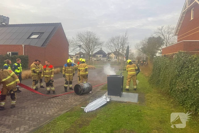 Brandweer dooft brand in vuurton