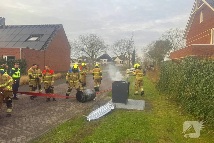 Brandweer dooft brand in vuurton