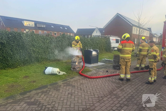 Brandweer dooft brand in vuurton