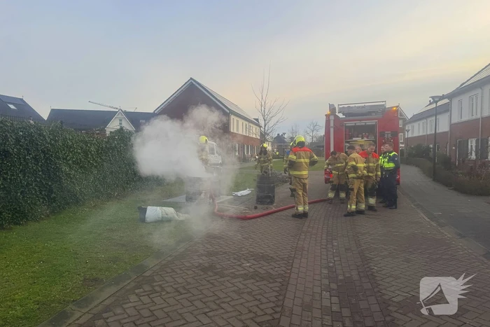 Brandweer dooft brand in vuurton