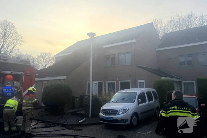 Straat afgezet bij brand in woning