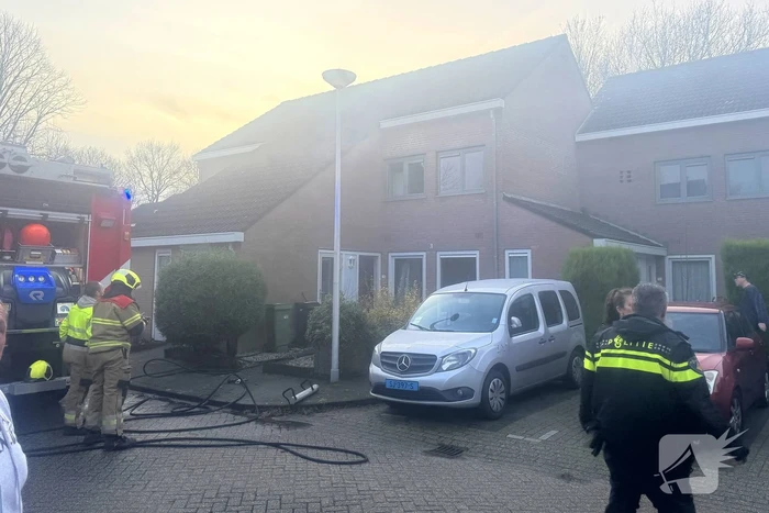 Straat afgezet bij brand in woning
