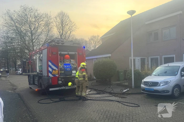 Straat afgezet bij brand in woning