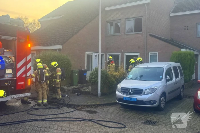 Straat afgezet bij brand in woning