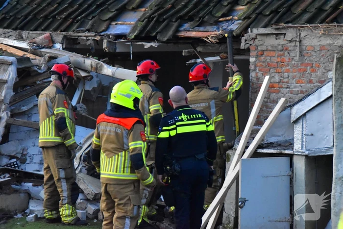 Tractor rijdt tegen woning en stort deels in