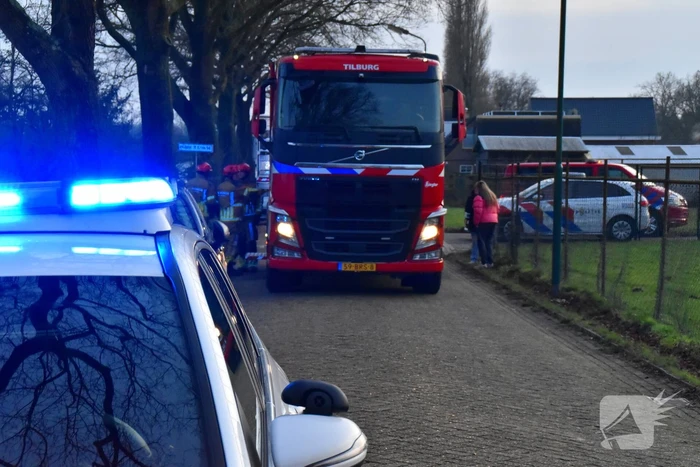 Tractor rijdt tegen woning en stort deels in