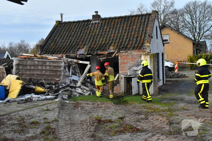Tractor rijdt tegen woning en stort deels in