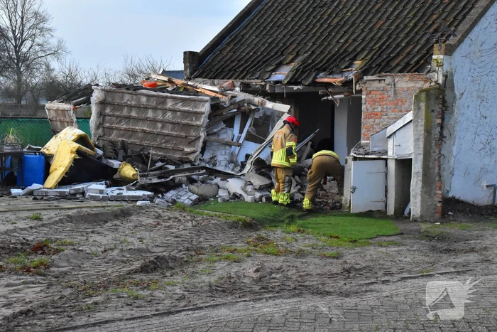 Tractor rijdt tegen woning en stort deels in