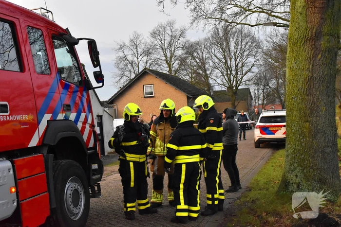 Tractor rijdt tegen woning en stort deels in