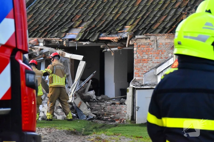 Tractor rijdt tegen woning en stort deels in