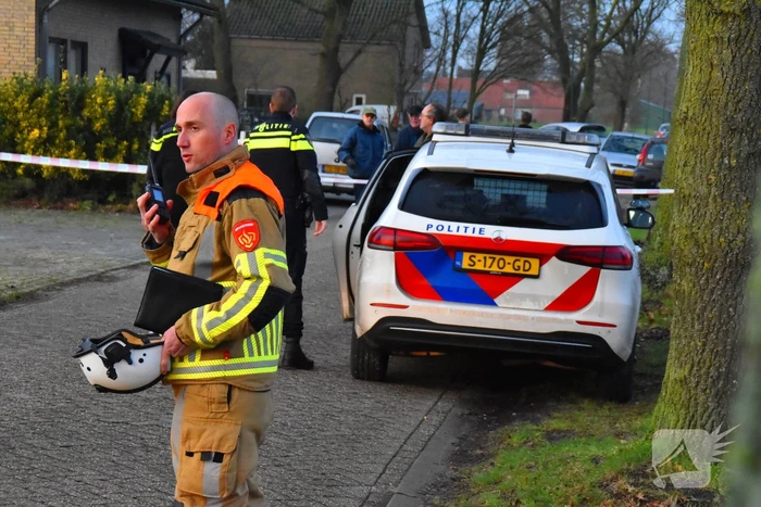 Tractor rijdt tegen woning en stort deels in