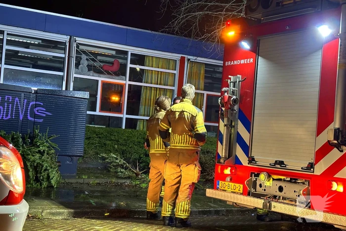 Kerstboom in brand snel geblust