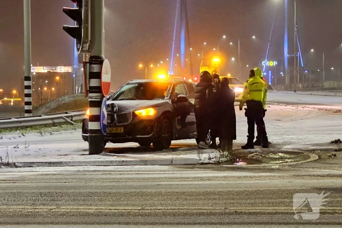Automobilist klapt op verkeerspaal