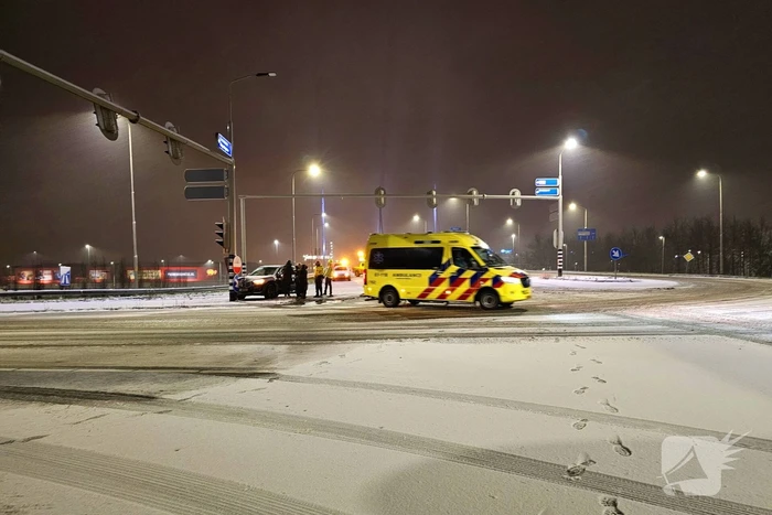 Automobilist klapt op verkeerspaal