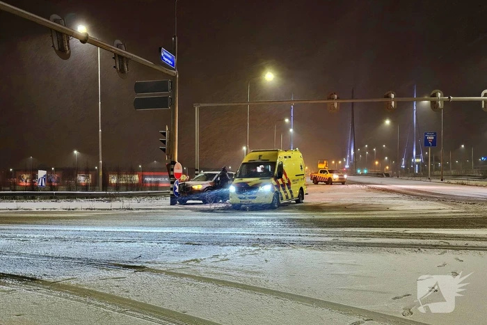 Automobilist klapt op verkeerspaal