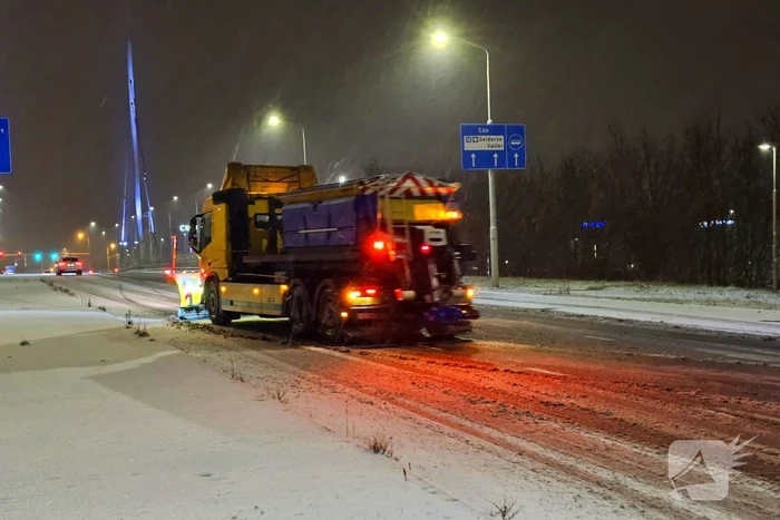 Automobilist klapt op verkeerspaal