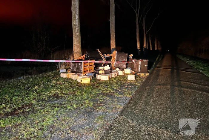 Brandweer verricht metingen bij gedumpte vaten