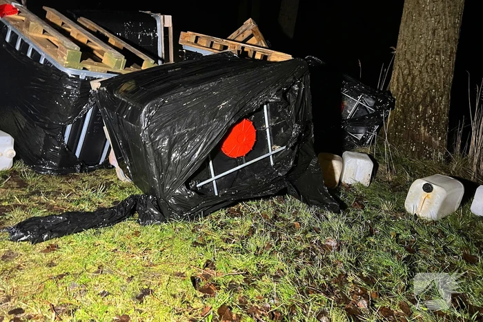 Brandweer verricht metingen bij gedumpte vaten