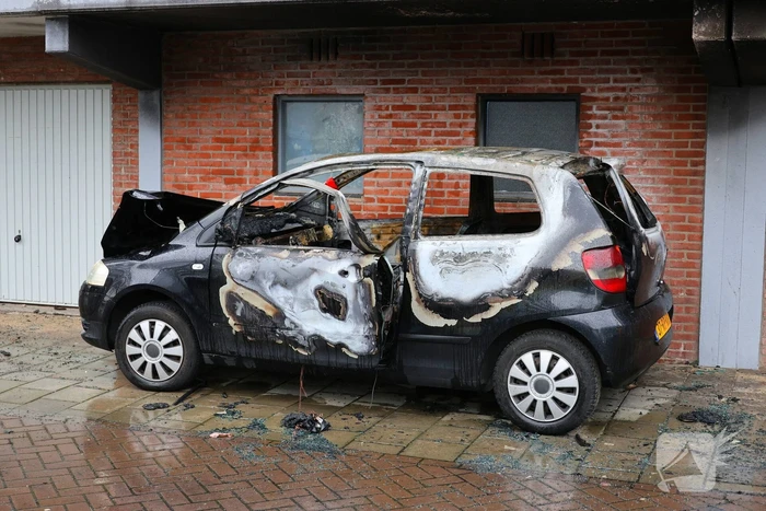 Autobrand onder balkon