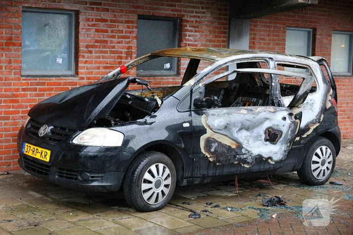 Autobrand onder balkon