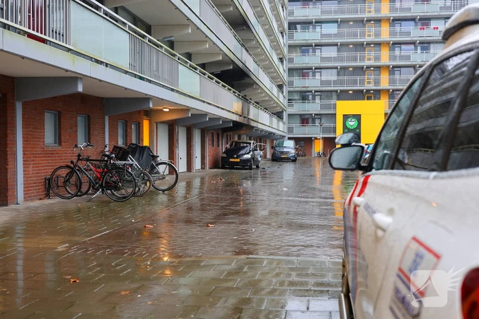 Autobrand onder balkon