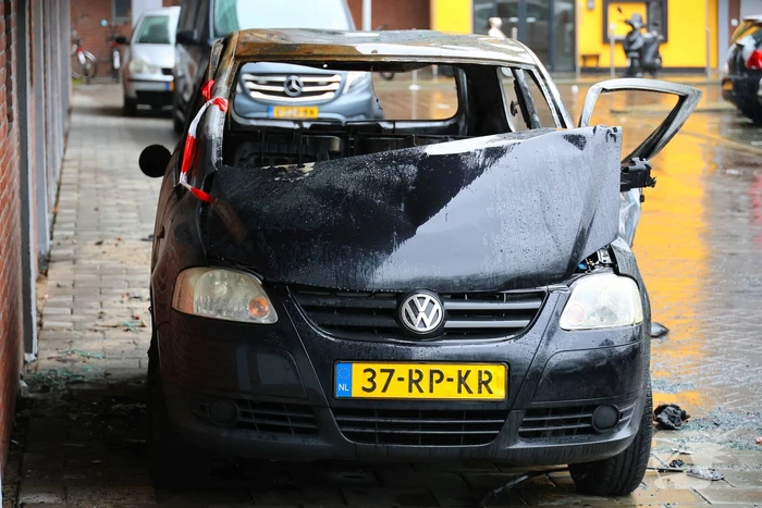 Autobrand onder balkon