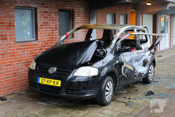 Autobrand onder balkon