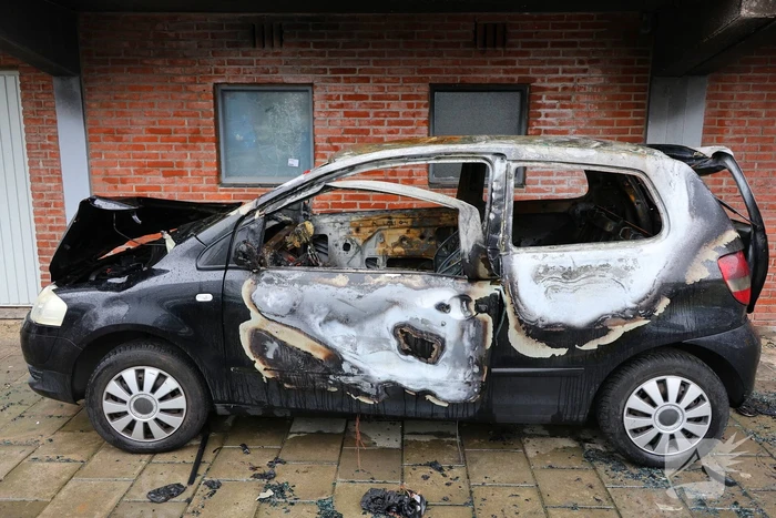 Autobrand onder balkon