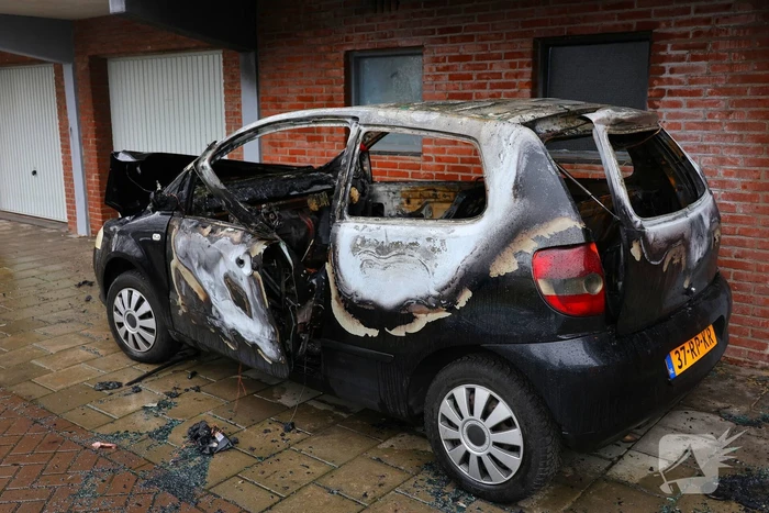 Autobrand onder balkon