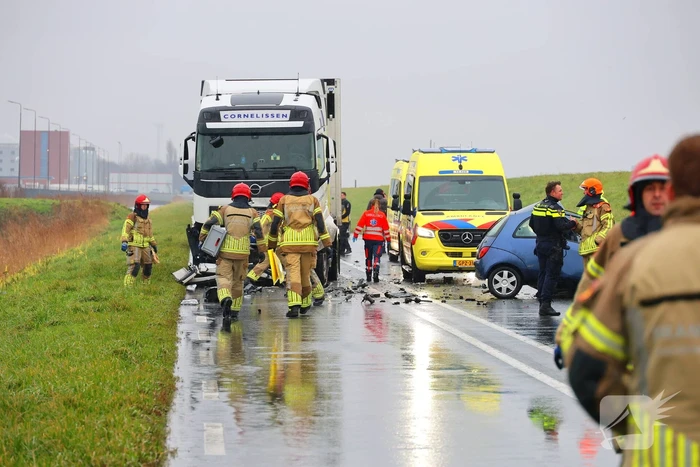 Dode bij frontale aanrijding tussen vrachtwagen en personenauto