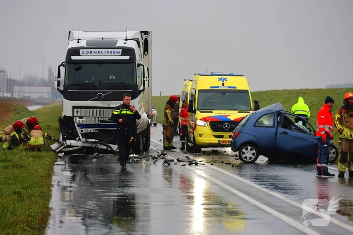 Dode bij frontale aanrijding tussen vrachtwagen en personenauto