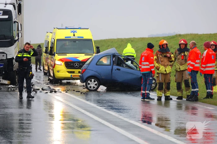 Dode bij frontale aanrijding tussen vrachtwagen en personenauto