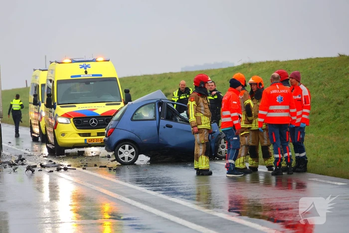 Dode bij frontale aanrijding tussen vrachtwagen en personenauto
