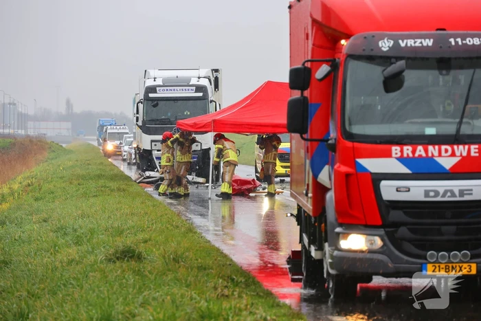 Dode bij frontale aanrijding tussen vrachtwagen en personenauto