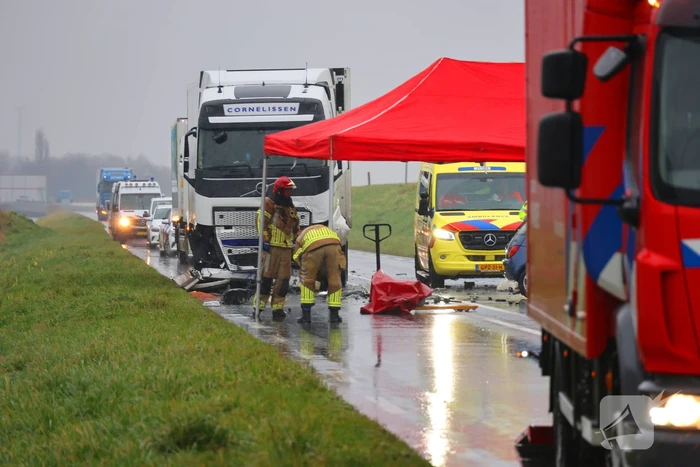 Dode bij frontale aanrijding tussen vrachtwagen en personenauto