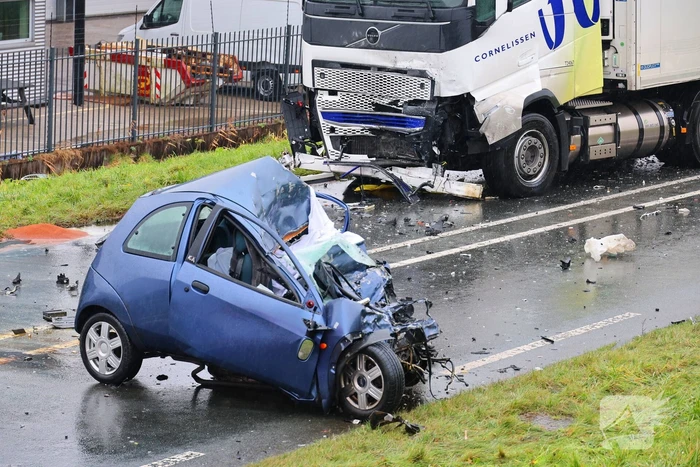 Dode bij frontale aanrijding tussen vrachtwagen en personenauto