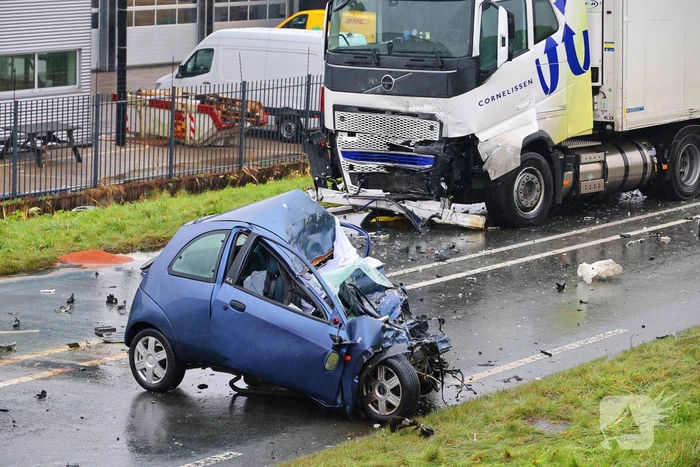 Dode bij frontale aanrijding tussen vrachtwagen en personenauto