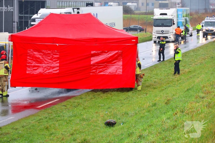 Dode bij frontale aanrijding tussen vrachtwagen en personenauto