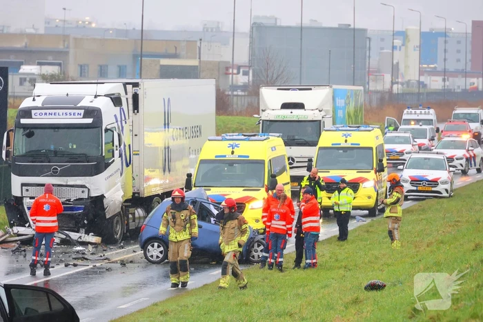 Dode bij frontale aanrijding tussen vrachtwagen en personenauto